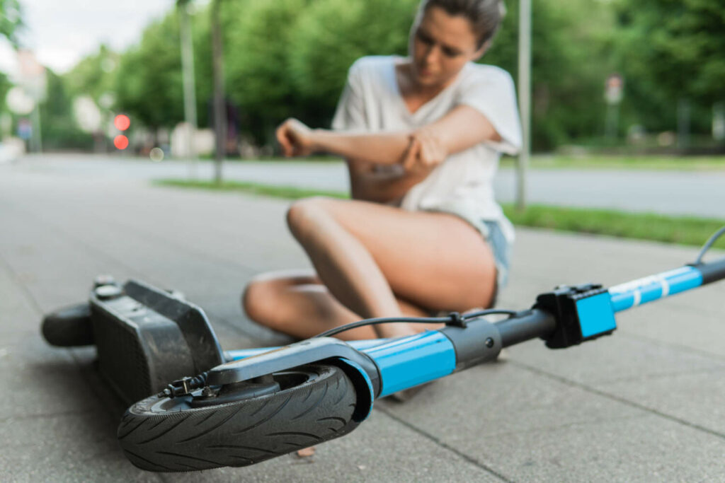 Femme victime d'une collision en trottinette avec un véhicule